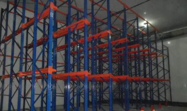 南京貫通式貨架安裝現(xiàn)場(chǎng)